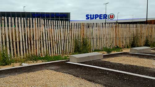 Les Sentiers du Marais, supermarché bioclimatique à Saint-Jean-de-Monts : le parking drainant