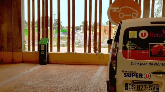 Les Sentiers du Marais, supermarché bioclimatique à Saint-Jean-de-Monts : le véhicules électriques
